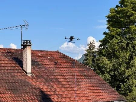 Démoussage de toiture, nettoyage de bâtiment : Drone