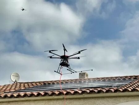 Démoussage de toiture, nettoyage de bâtiment : Drone