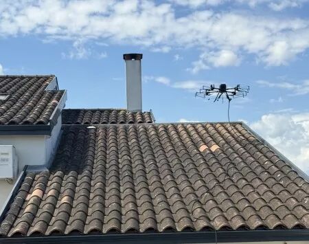 Démoussage de toiture, nettoyage de bâtiment : Drone